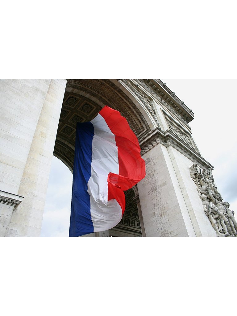 Arc de Triomphe avec le drapeau de la France