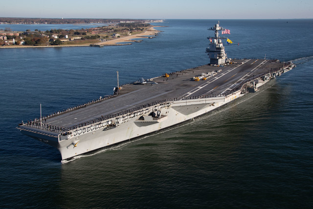 l’équipage du premier porte-avions de sa classe USS Gerald R. Ford (CVN 78) manœuvre les rails alors que le navire retourne à la base navale de Norfolk, le 26 novembre, après le déploiement inaugural avec le groupe aéronaval Gerald R. Ford (GRFCSG)