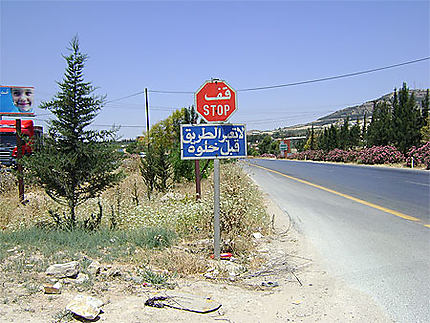 panneau Stop aux environs de Hama