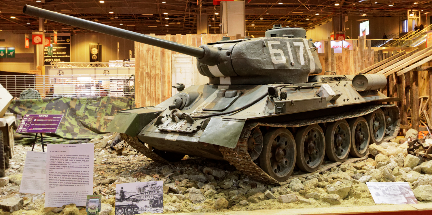 Un char T34-85 de 1943 exposée lors du salon Rétromobile 2016