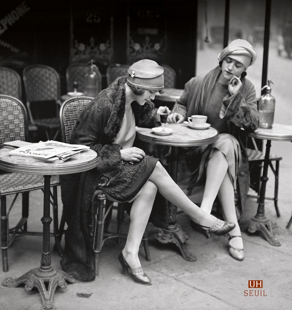 2 parisiennes à la terrasse d'un café