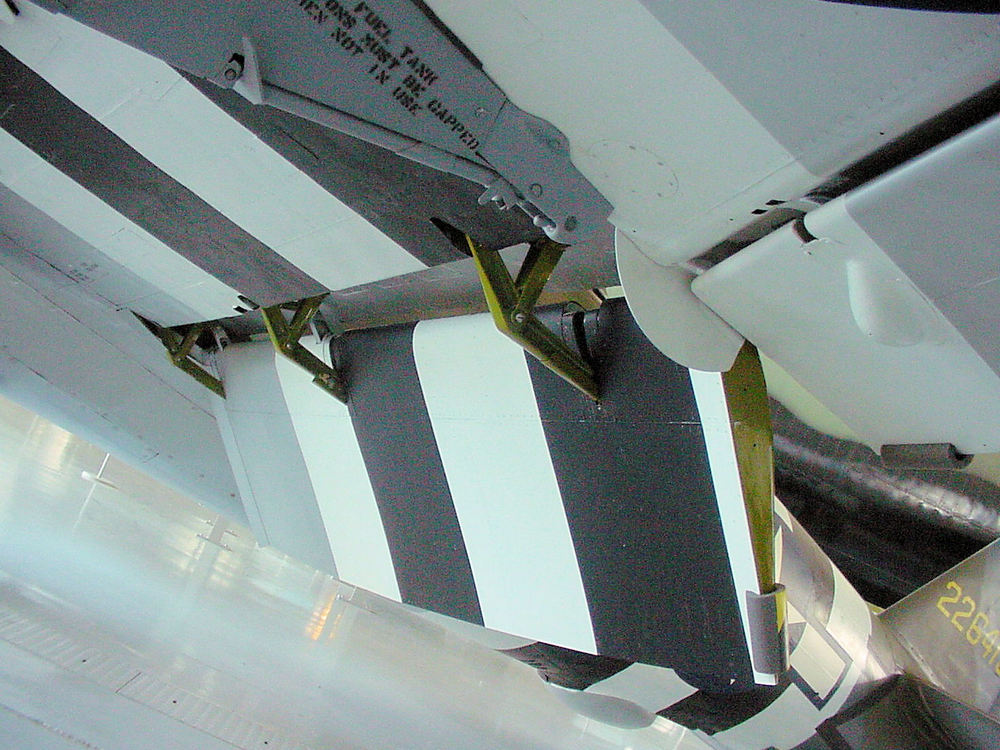 zoom sur l'articulation d'un des volets d'un Republic P-47D (226413) Thunderbolt