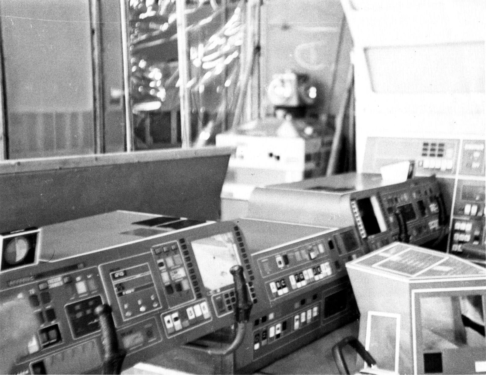 le décors du poste de pilotage avec une vue sur la planche de bord (photo en noir-et-blanc)