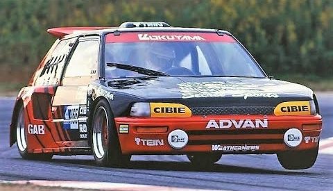 une Toyota Corolla AE92 en course