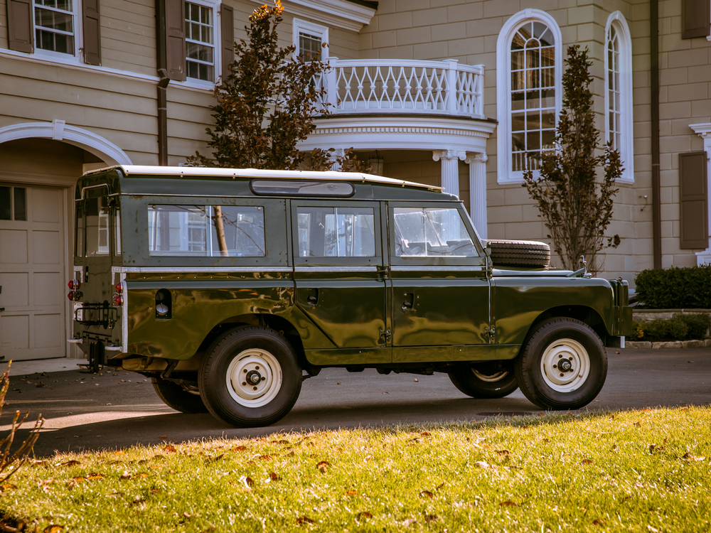 une Land Rover Series III 109 Station Wagon 1971–1979 vu de profil droit