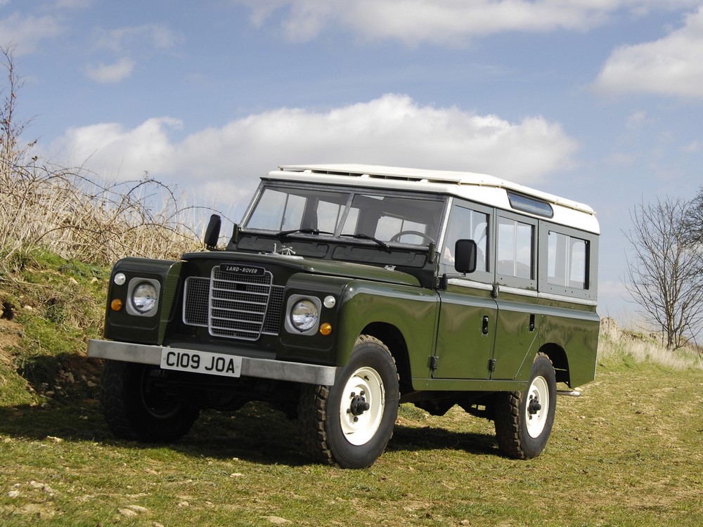 une Land Rover Series III 109 Station Wagon 1971–1979 vu de 3/4 avant gauche