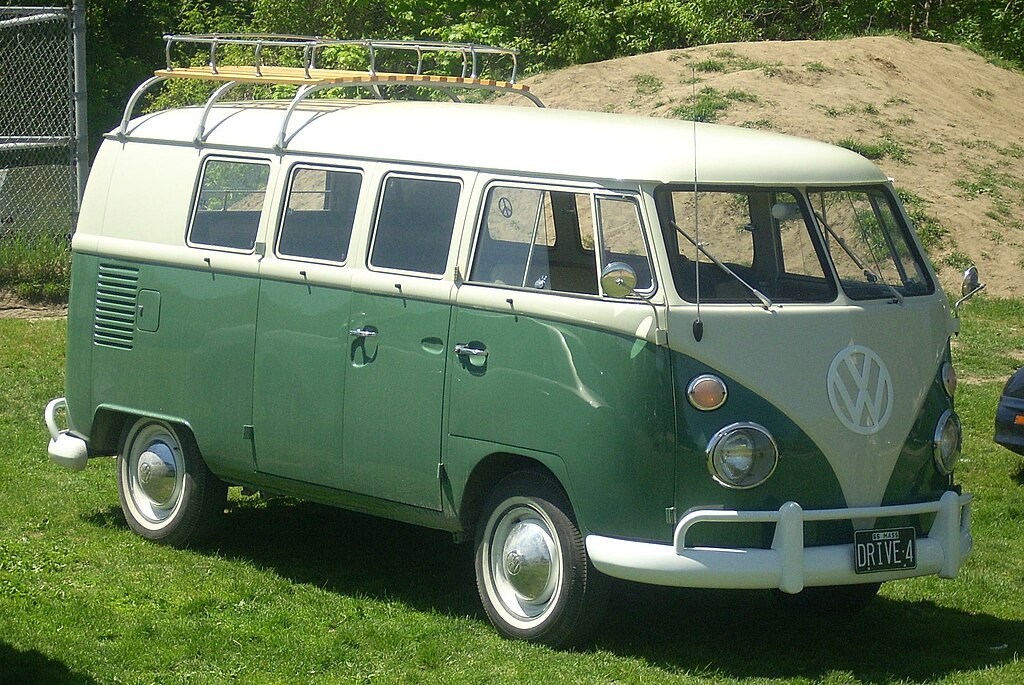 un Volkswagen Type 2 T1 vert foncé vu de 3/4 avant droit