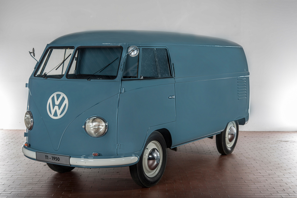 un Volkswagen Type 2 Van (T1) 1950–1952 bleu vu de 3/4 avant gauche