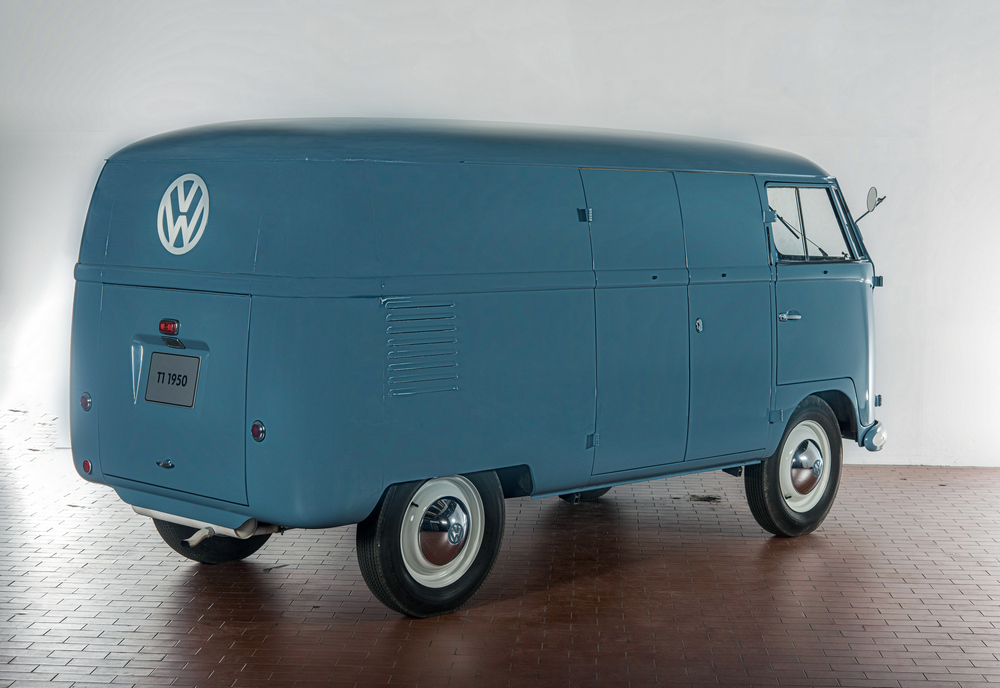 un Volkswagen Type 2 Van (T1) 1950–1952 vu de 3/4 arrière gauche