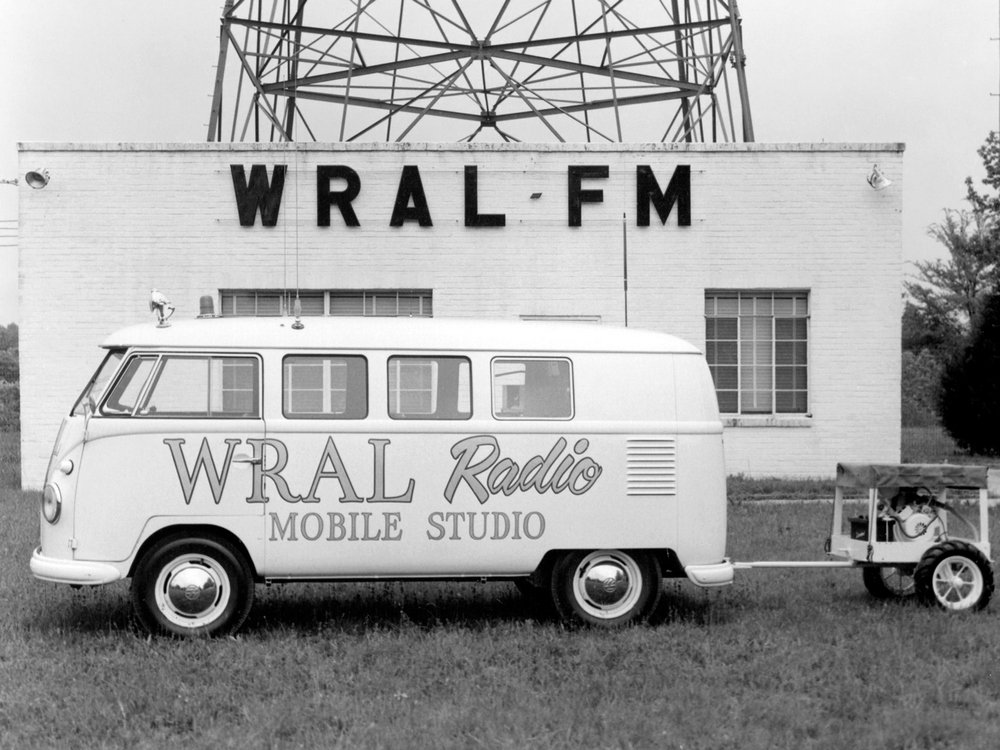 vu de profil gauche, décoration WRAL Radio Mobile Studio tirant une petite remorque