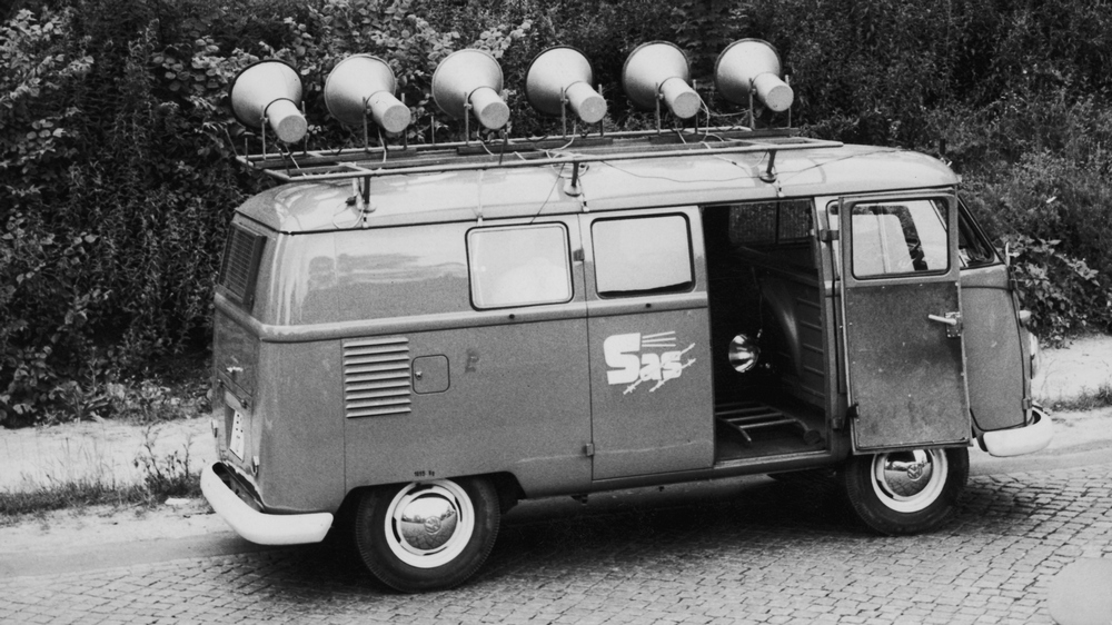 vu de profil droit. Une camionnette SaS (Studio am Stacheldracht) équipée de haut-parleurs, Berlin-Ouest, 1962. Les fourgonnettes étaient destinées à contrer la propagande émanant de Berlin-Est et ont fonctionné entre 1961 et 1965