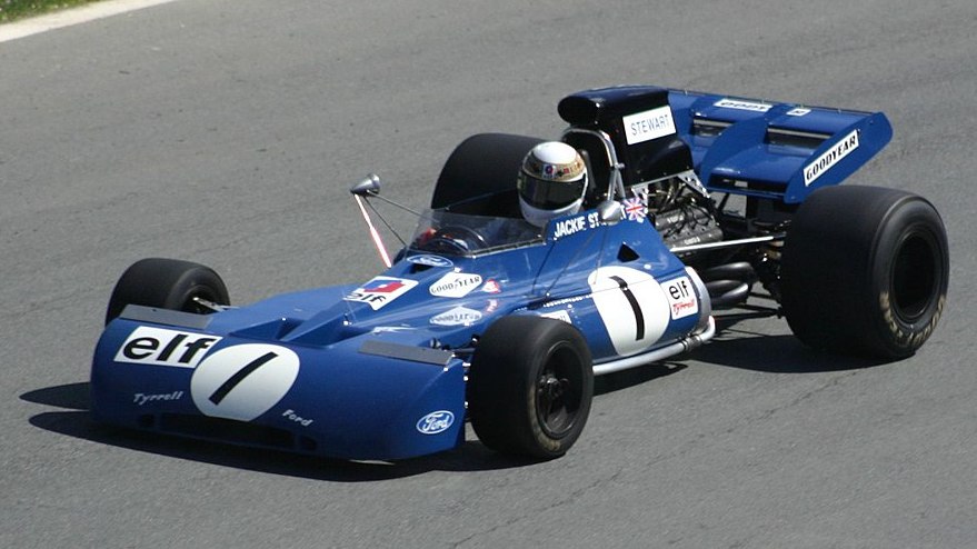 une Tyrrell 003, vue de 3/4 avant gauche, roule sur la piste