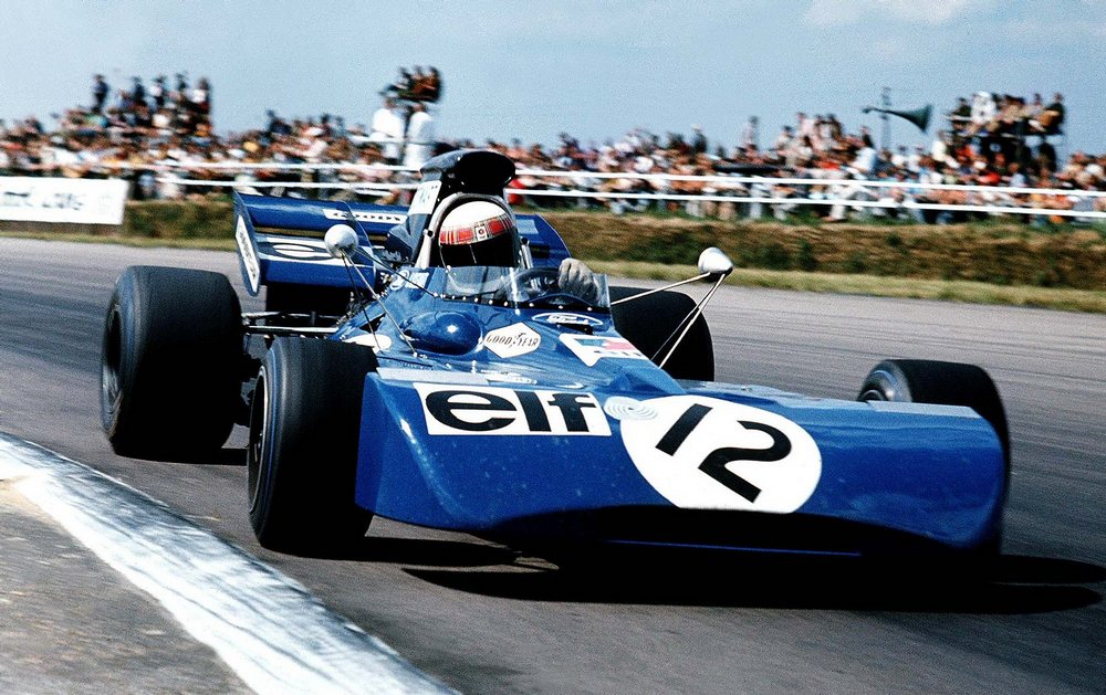 une Tyrrell 003, vue de 3/4 avant droite, roule sur la piste