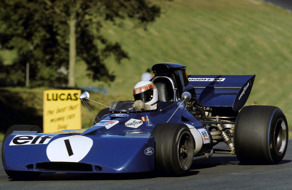 la Tyrrell 003, vue de 3/4 avant gauche, roulant sur la piste