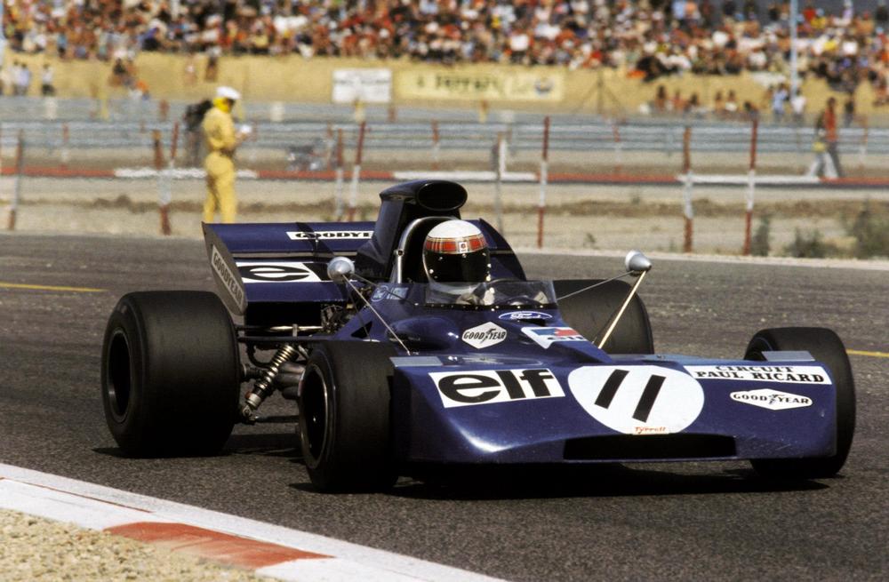 la Tyrrell 003, vue de 3/4 avant droit, est sur la piste
