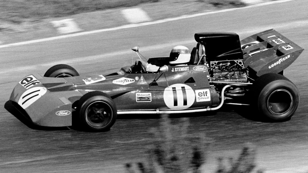 la Tyrrell 003, vue de profil gauche, roule sur la piste - photo en noir-et-blanc