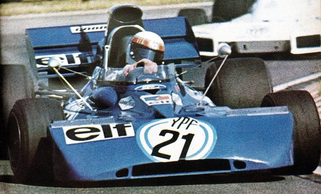 la Tyrrell 003, vue de face, roule sur la piste
