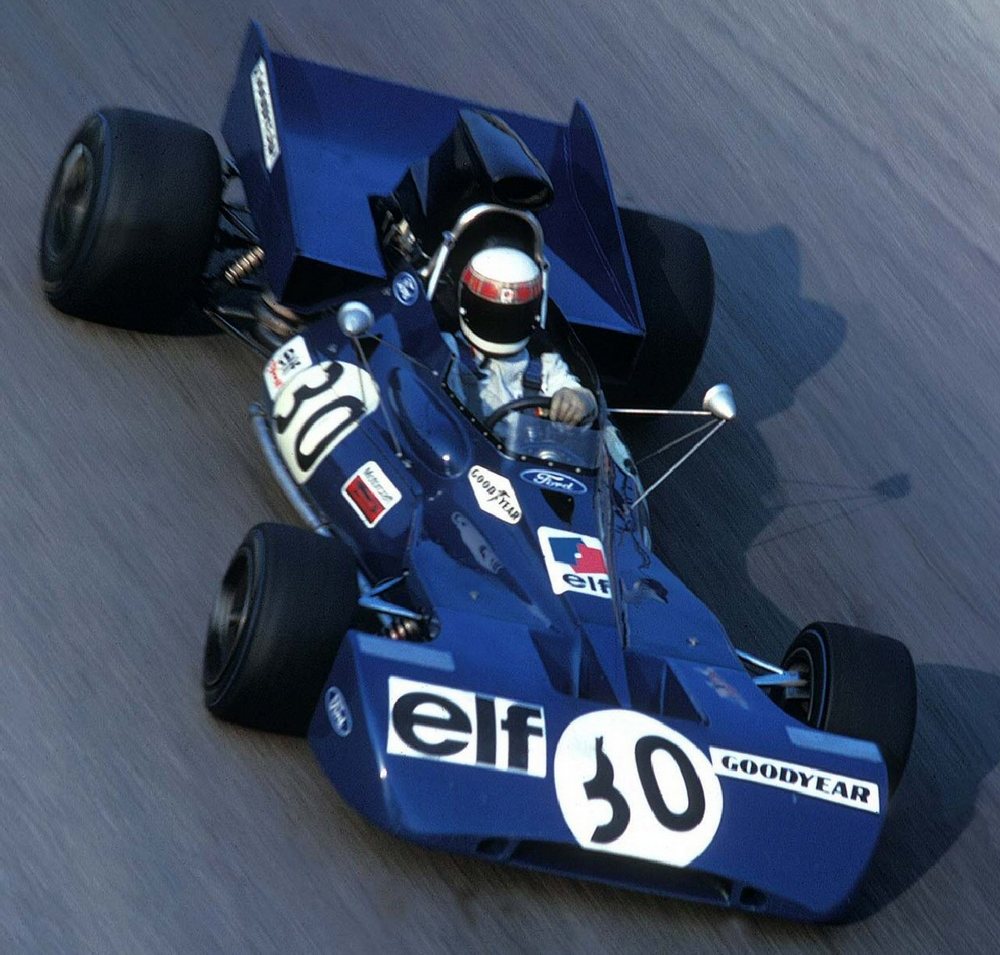 la Tyrrell 003, vue aérienne, roule sur la piste