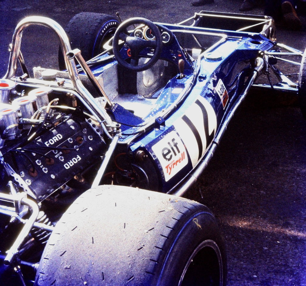 la Tyrrell 003, vue de 3/4 arrière, est arrêtée au stand