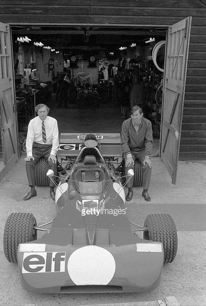 Derek Gardner et Ken Tyrrell devant l’usine d’Ockham, Surrey en août 1971. La Tyrrell Ford qui pourrait être la 002 ou la 003, a couru pour la première fois au GP de France le 4 juillet 1971 (Klemantaski)