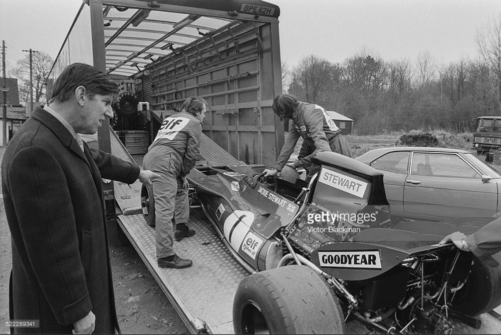 Ken Tyrrell supervisant l’emballage de la 003 à la fin d’une séance d’essais à Goodwood le 16 janvier 1972 avant d’expédier la voiture en Argentine pour le début de cette saison