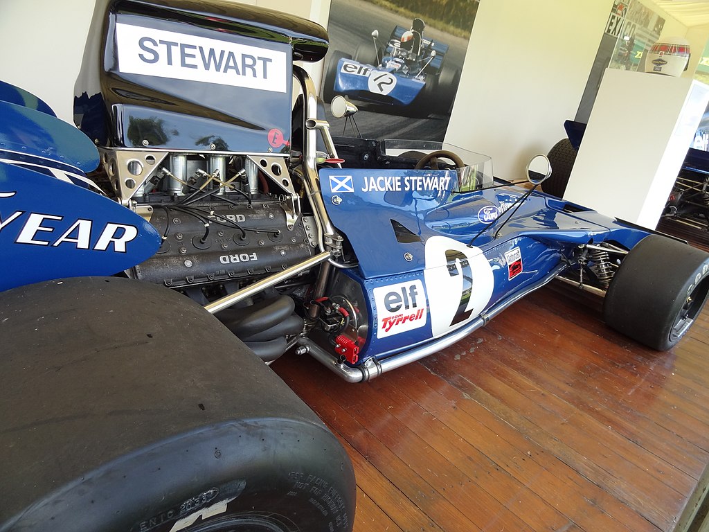 La Tyrrell 003, vue de profil droit, zoom sur le moteur