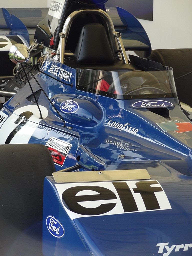 La Tyrrell 003, vue de profil droit, zoom sur le centre de la voiture