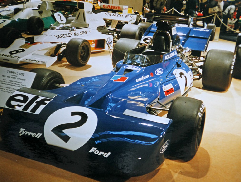 La Tyrrell 003, vue de 3/4 avant gauche