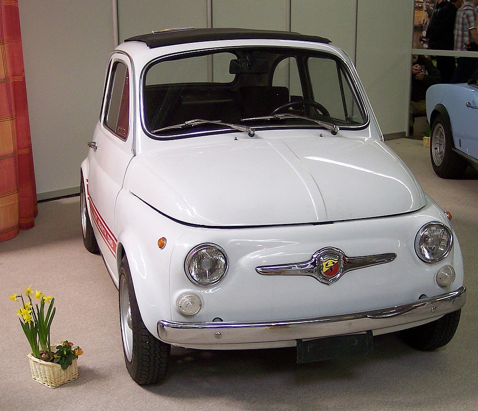 une Fiat Abarth 595 blanche vue de 3/4 avant droit