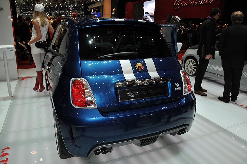 une Abarth 695 Tributo Ferrari couleur « Blu Abu Dhabi » vue de l'arrière