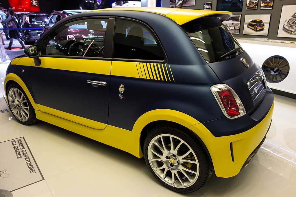 une Abarth 695 Fuoriserie « Olio Fiat » vue de 3/4 arrière gauche
