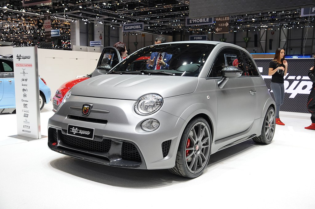 une Abarth 695 biposto présentée au Salon de Genève 2014 vue de 3/4 avant gauche