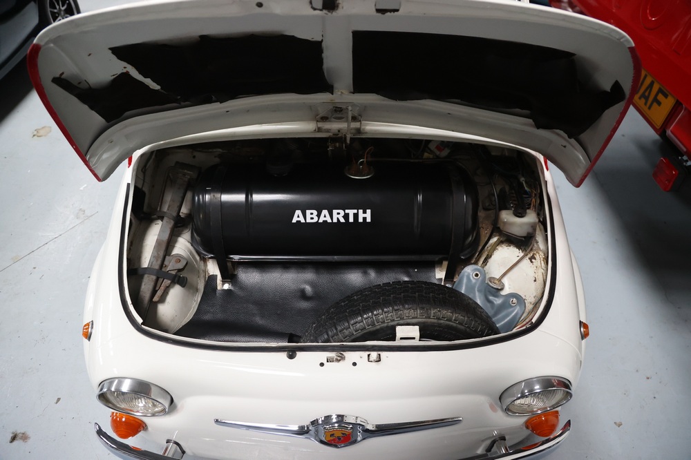 la malle ouverte (à l'avant) d'une Fiat 500 Abarth Evocation 1971