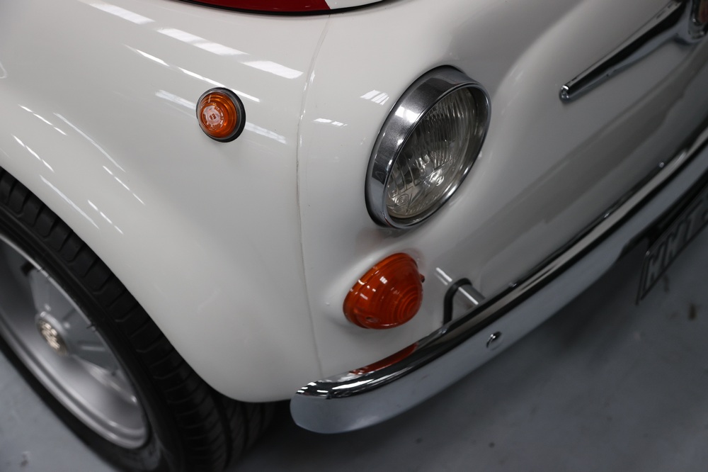 zoom sur l'aile avant droite, le phare et le clignotant d'une Fiat 500 Abarth Evocation 1971