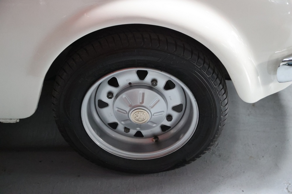 zoom sur la roue avant droite d'une Fiat 500 Abarth Evocation 1971