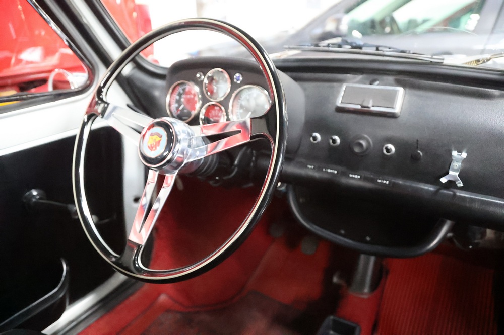 le volant et le tableau de bord d'une Fiat 500 Abarth Evocation 1971