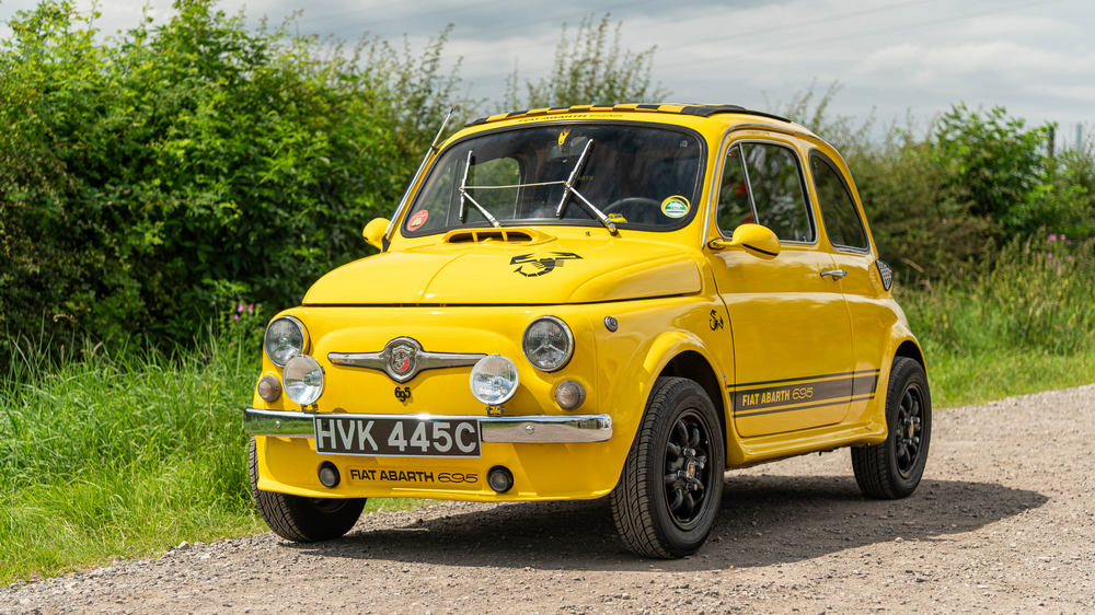 une Fiat Abarth 695 Evocation 1965 vue de 3/4 avant gauche