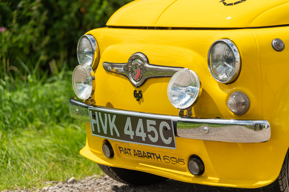 zoom sur la calandre d'une Fiat Abarth 695 Evocation 1965