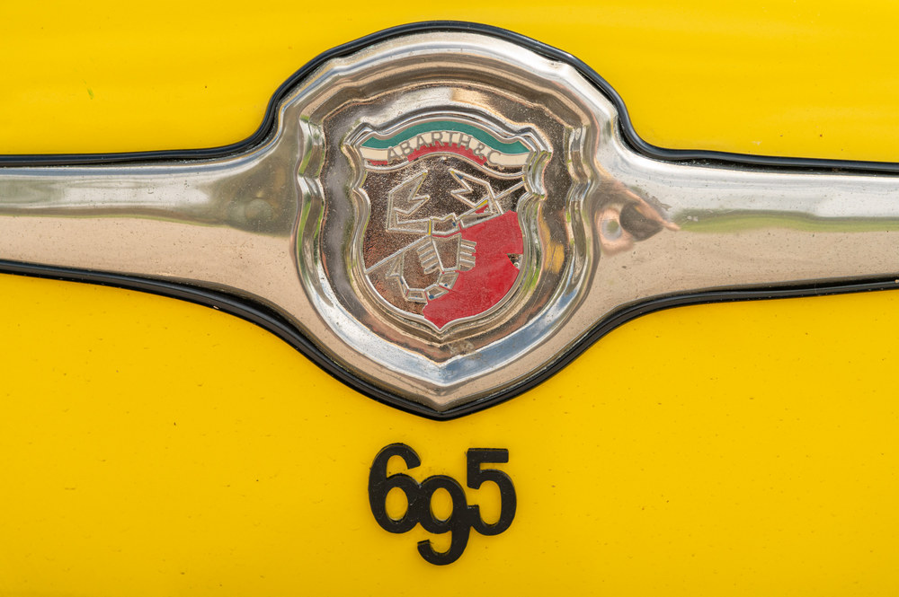 zoom sur le logo ABARTH C. d'une Fiat Abarth 695 Evocation 1965