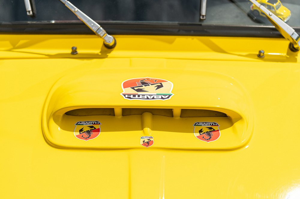zoom sur la prise d'air du capot d'une Fiat Abarth 695 Evocation 1965