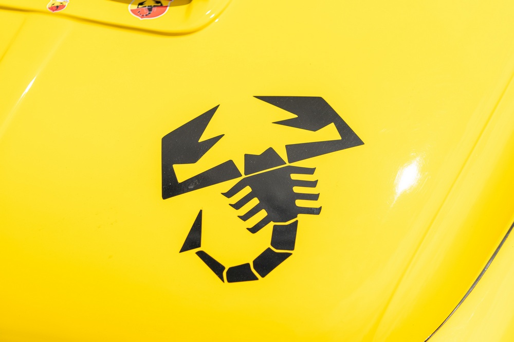 zoom sur le scorpion sur le capot d'une Fiat Abarth 695 Evocation 1965