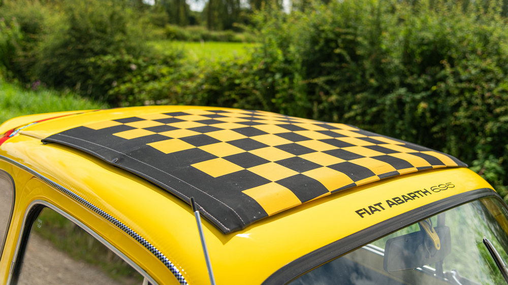zoom sur le pare-soleil et le toit d'une Fiat Abarth 695 Evocation 1965