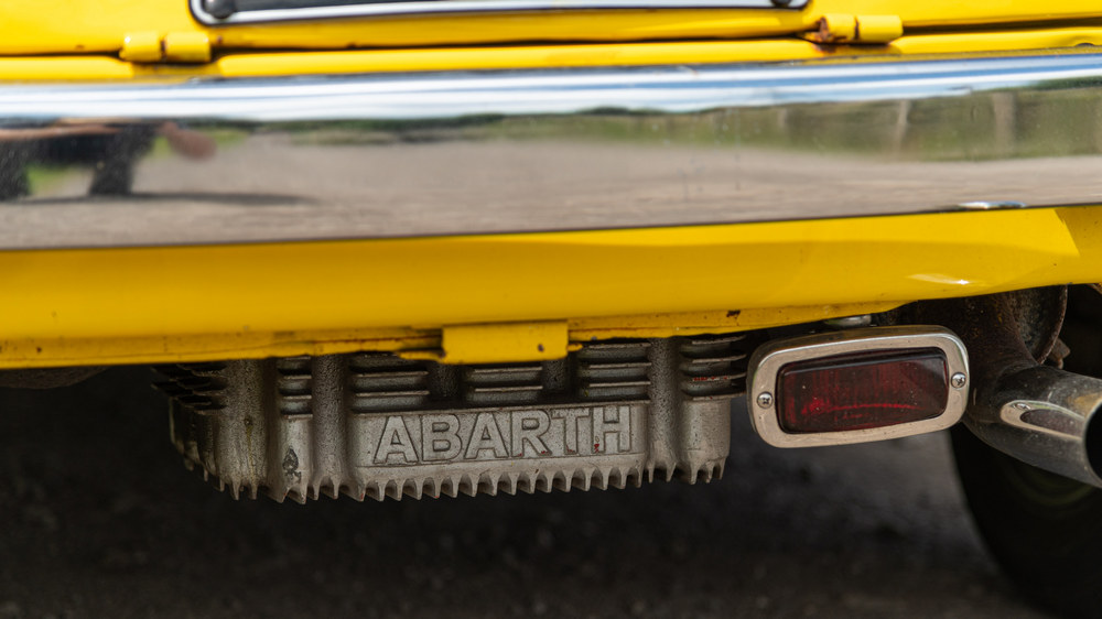 zoom sous le pare-chocs arrière d'une Fiat Abarth 695 Evocation 1965