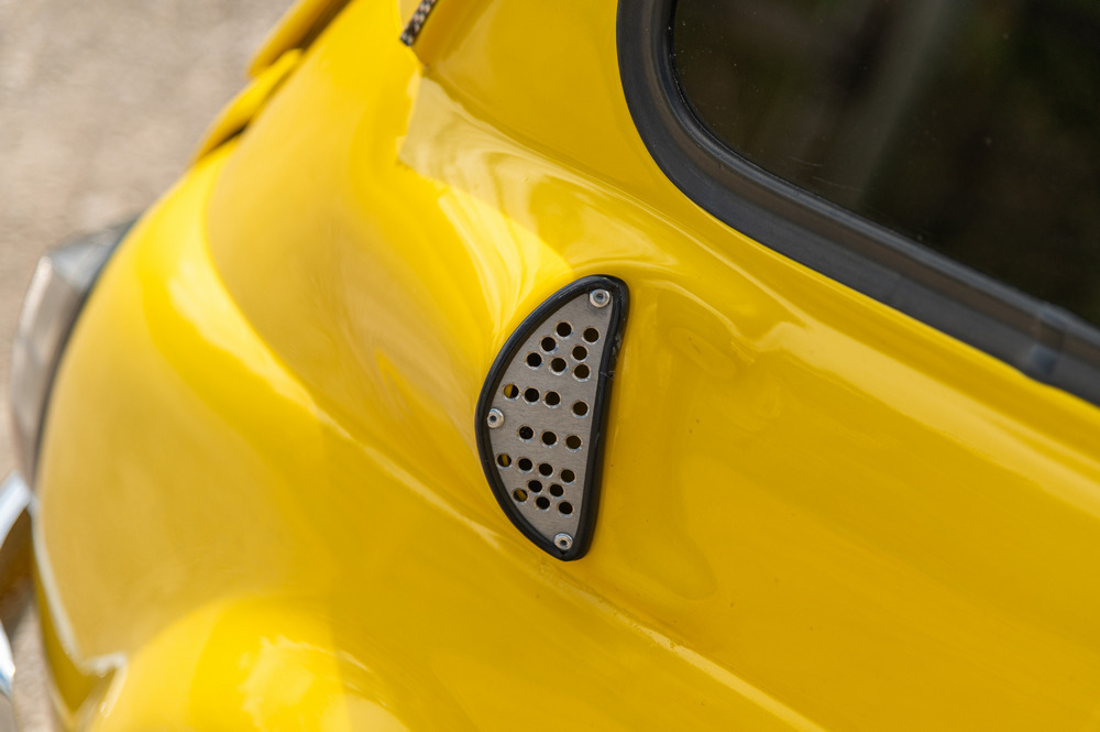zoom sur une prise d'air sur le côté vers l'arrière d'une Fiat Abarth 695 Evocation 1965