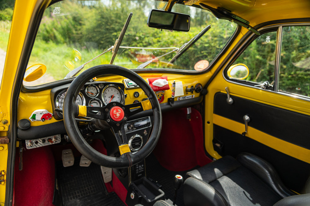 l'habitacle d'une Fiat Abarth 695 Evocation 1965