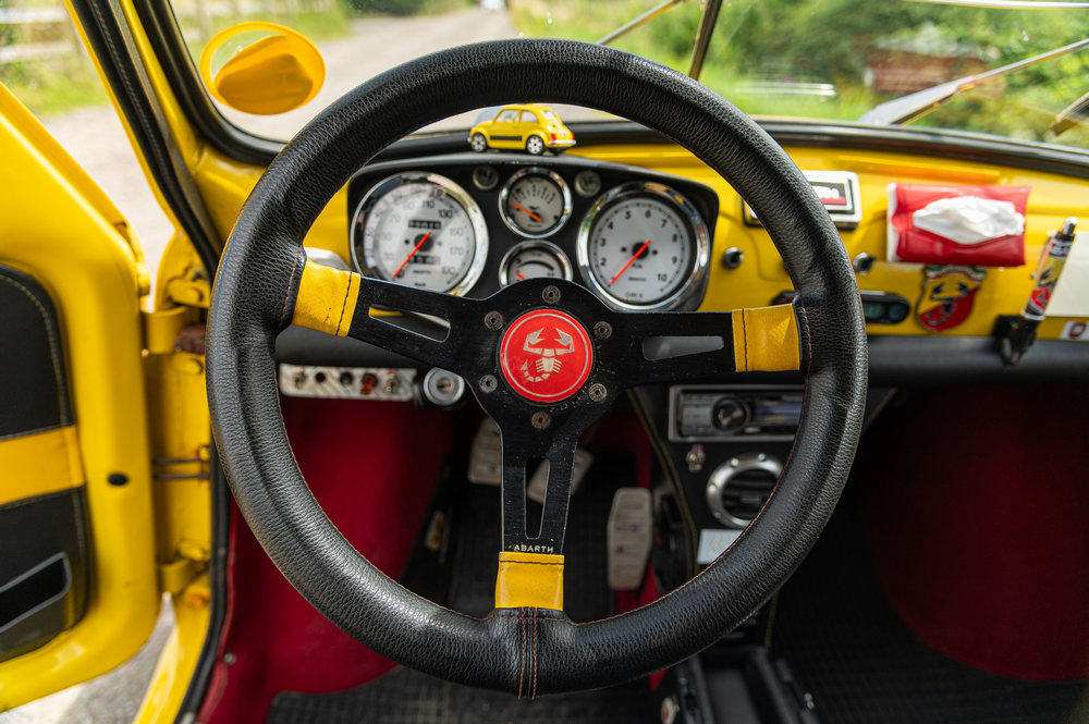 le volant et le tableau de bord d'une Fiat Abarth 695 Evocation 1965