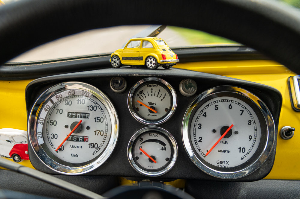 les compteurs d'une Fiat Abarth 695 Evocation 1965