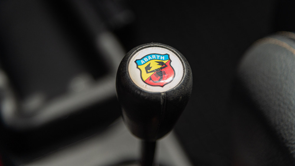 le pomeau du levier de vitesses d'une Fiat Abarth 695 Evocation 1965