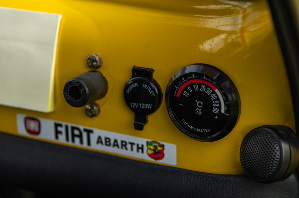 détails du tableau de bord d'une Fiat Abarth 695 Evocation 1965