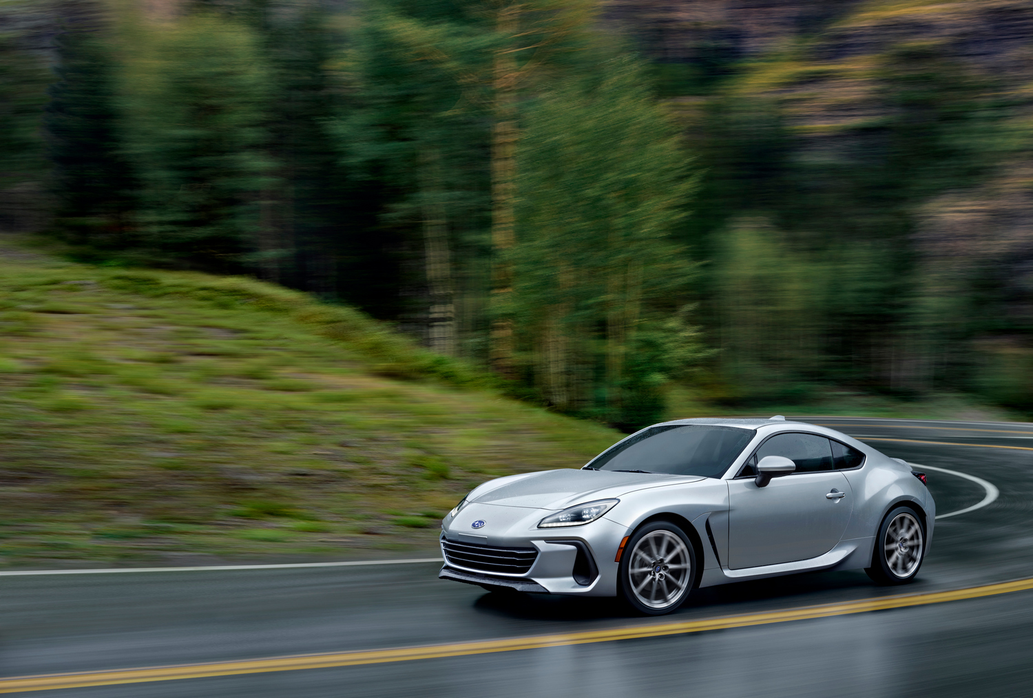 Subaru BRZ North America 2022, couleur grise, vue de 3/4 avant